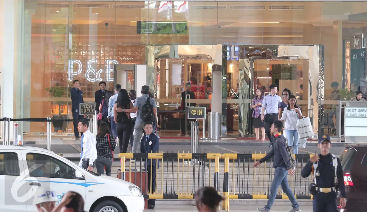 Sejumlah pengunjung tetap berbelanja dan beraktivitas seperti biasa di Mal Grand Indonesia, Jakarta, Jumat (15/1/2016). Pasca serangan teroris yang terjadi di Kawasan Thamrin tidak berdampak besar pada pusat perbelanjaan. (Liputan6.com/Angga Yuniar)