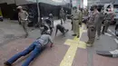 Petugas gabungan memberikan hukuman push up kepada warga yang tidak memakai masker saat razia Pembatasan Sosial Berskala Besar (PSBB) di Kawasan Jalan Fatmawati, Jakarta, Selasa (28/4/2020). Penertiban terkait pelaksanaan PSBB Jakarta dan memutus rantai penyebaran COVID 19. (merdeka.com/Imam Buhori)