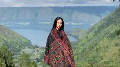 Meski harus menjalani kuliah sambil tetap bekerja di dunia hiburan, Natasha Ratulangi bisa tetap lulus dan mendapat predikat cumlaude dengan nilai IPK 4.00.(Liputan6.com/IG/natasharatulangi)
