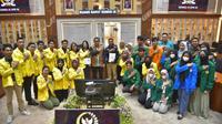 Ketua Panitia Kerja (Panja) RUU Kesehatan Emanuel Melkiades Laka Lena foto bersama dengan Mahasiswa UI Fakultas Kesehatan dan Ikatan Senat Mahasiswa Kesehatan Masyarakat Indonesia (ISMKMI) di ruang rapat Komisi IX DPR RI, Selasa (23/5/2023). (Dok. DPR RI)