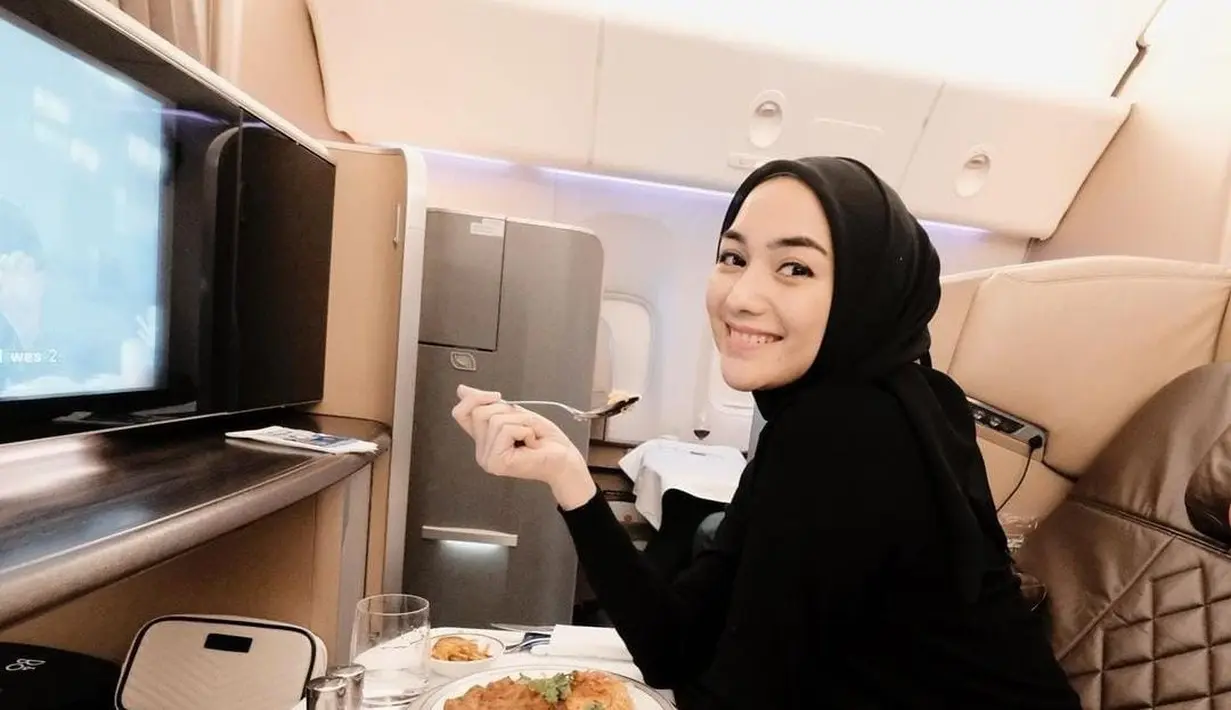 Ingin berpergian jauh dengan menggunakan pesawat? kamu bisa meniru gaya Citra Kirana dengan memakai kaos dan hijab hitam. Simple tapi terlihat elegan [instagram/citraciki]