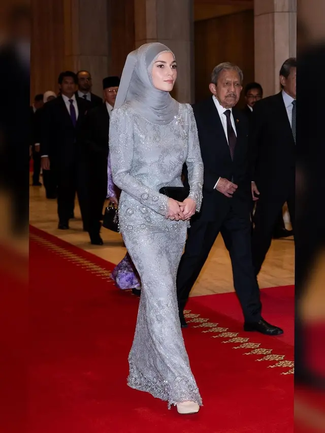 6 Potret Anishah Rosnah Berhijab