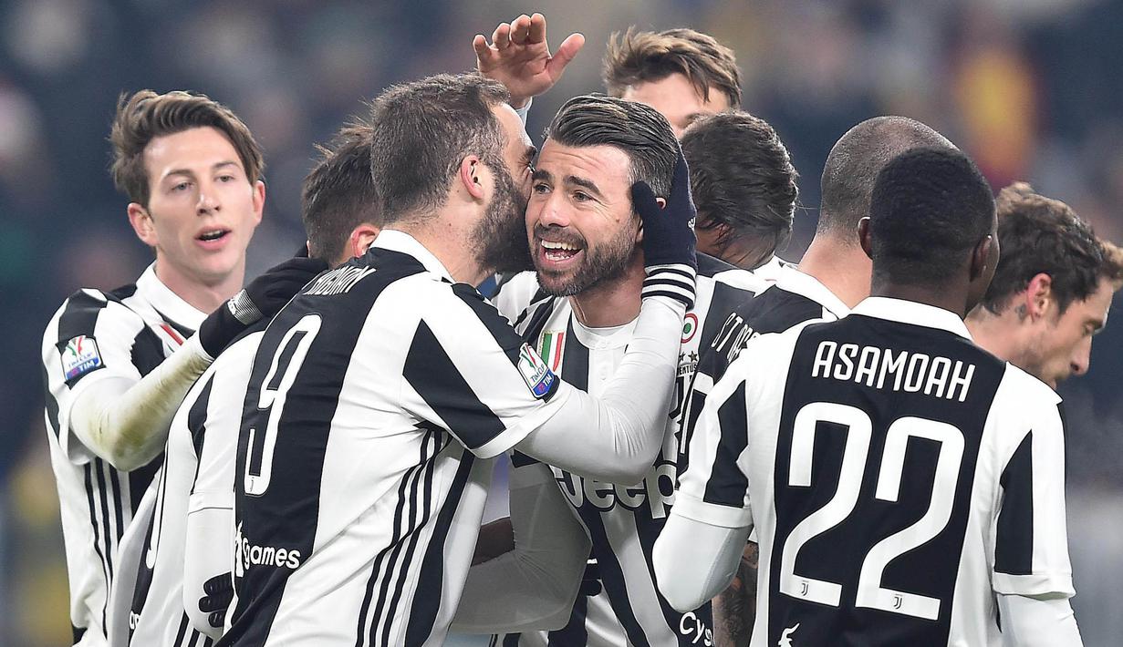 Para pemain Juventus merayakan gol yang dicetak oleh Gonzalo Higuain ke gawang Genoa pada laga Coppa Italia di Stadion Allianz, Turin, Kamis (21/12/2017). Juventus menang 2-0 atas Genoa. (AP/Alessandro di Marco)