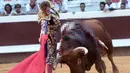 Matador Spanyol Roman berusaha menenangkan seekor banteng Pedraza de Yeltes selama Festival Dax di Dax Arena, barat daya Prancis (14/8). (AFP Photo/Iroz Gaizka)