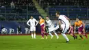 Pemain Inggris Harry Kane mencetak gol ke gawang San Marino pada pertandingan sepak bola Kualifikasi Grup I Piala Dunia 2022 di Stadion Olimpiade, Serravalle, San Marino, 15 November 2021. Inggris menang 10-0. (AP Photo/Antonio Calanni)