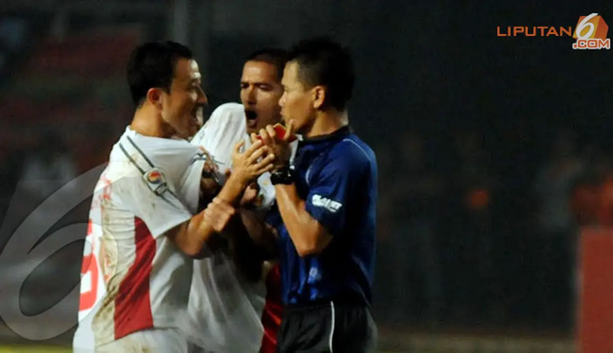 Protes keras dilancarkan pemain Semen Padang Yu Hyun Koo (kiri) yang tidak bisa menerima keputusan wasit yang mengganjarnya dengan kartu merah usai menjegal salah satu pemain Persija Jakarta (Liputan6.com/Helmi Fithriansyah) 
