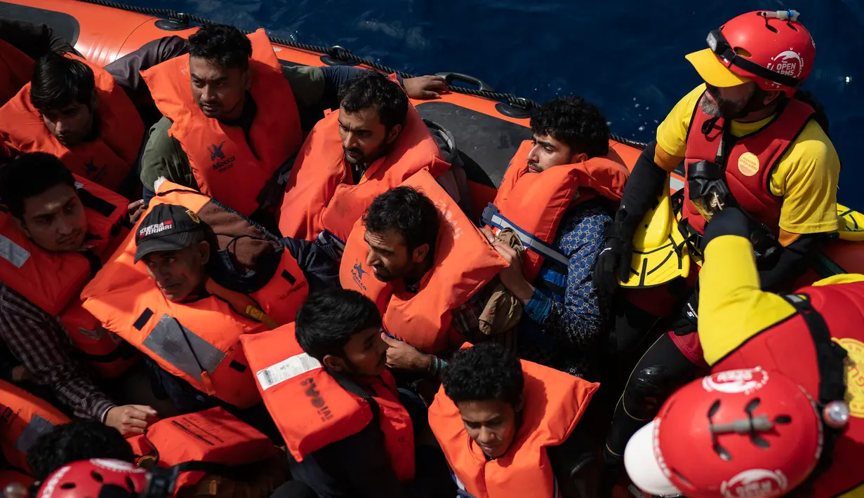 Wajah pengungsi dan imigran saat diselamatkan LSM Proactiva Open Arms Spanyol di utara pantai Libya, Minggu (6/5). Mereka berasal dari Bangladesh, Mesir, Nigeria, Marrocos, Gana, Pakistan, Sudan, Libya, Eritrea, dan Senegal. (AP Photo/Felipe Dana)