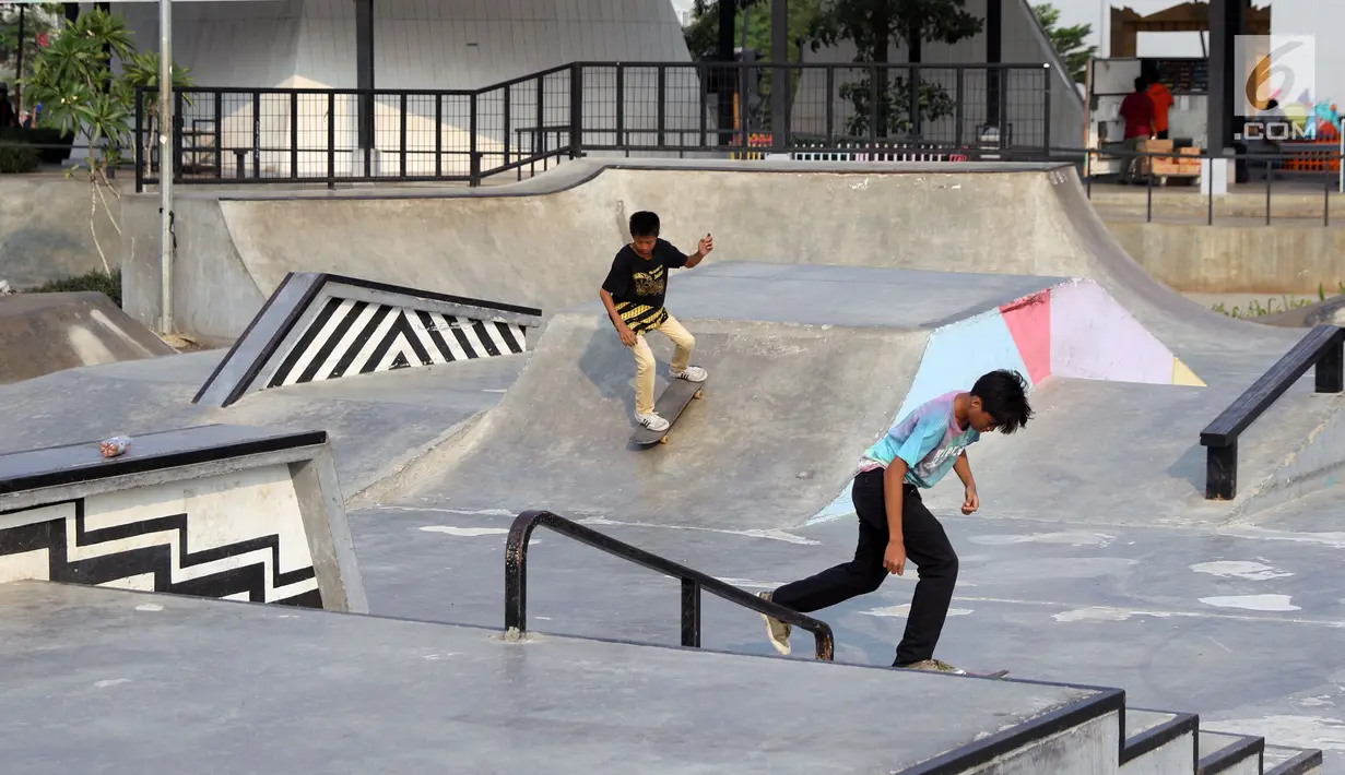 Dua orang anak bermain skateboard di area RTH/RPTRA Kalijodo, Jakarta. Selasa (24/7). Sebelumnya, warganet ramai membahas di media sosial ihwal kondisi RTH dan RPTRA Kalijodo yang terlihat terbengkalai. (Liputan6.com/Helmi Fithriansyah)