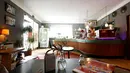 Sebuah ruang bar dan penerimaan tamu di hotel "Grandhotel Cosmopolis" di Augsburg, Jerman, (27/7). Hotel ini dapat menampung sekitar 65 imigran danb wisatawan dari seluruh dunia. (REUTERS/Michaela Rehle)