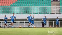 Atep dan rekan-rekannya muai berlatih jelang perebutan tempat ketiga Piala Presiden 2017 melawan Semen Padang saat hujan gerimis menerpa Stadion Pakansari, Bogor, Jumat (10/3/2017). (Bola.com/Nicklas Hanoatubun)