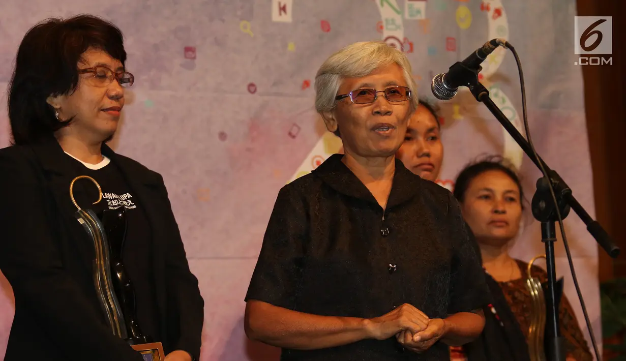 Peserta aksi Kamisan, Sumarsih yang merupakan ibunda Norman Irawan, korban tewas dalam Peristiwa Semanggi 1 memberikan sambutan pada perayaan Ulang Tahun AJI Indonesia, di Jakarta, Senin (07/08). (Liputan6.com/Angga Yuniar)
