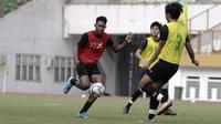 Pemain Timnas Indonesia U-19, Braif Fatari, saat mengikuti internal games di Stadion Wibawa Mukti, Cikarang, Rabu (15/1). Sebanyak 53 pemain mengikuti seleksi untuk memperkuat skuat utama Timnas Indonesia U-19. (Bola.com/Yoppy Renato)