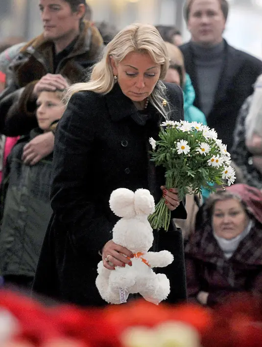 Ekspresi keluarga korban menahan kesedihan saat meletakkan bunga di depan Bandara Internasional St. Petersburg di Rusia, Minggu (1/11). Pesawat membawa 224 penumpang jatuh ke daerah pegunungan Sinai usai kehilangan kontak radar. (AFP PHOTO/OLGA MALTSEVA)