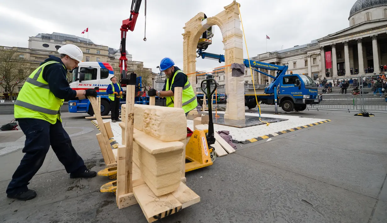 Replika Arch of Triumph dari kota Palmyra diletakkan di Trafalgar Square, London, sehari sebelum diresmikan, Senin (18/4). Para ahli arkeologi dari Institute of Digital Archaeology menyiapkan model 3D dari pintu masuk lengkungan. (Leon Neal/AFP)