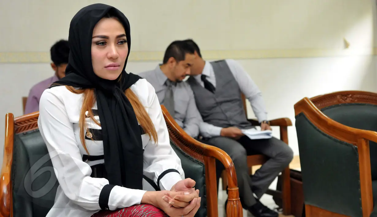 Artis seksi Cinta Penelope menjalani sidang cerai perdana dengan sang suami, Donny Hermawan di Pengadilan Agama Jakarta Timur, Selasa (9/6/2015). Cinta melayangkan gugatan cerai terhadap suaminya pada 5 Mei 2015 lalu. (Liputan6.com/Panji Diksana)