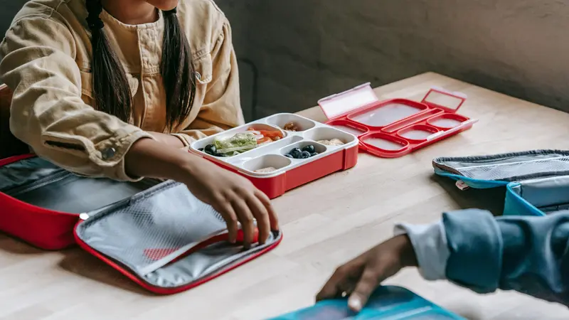 Anak-anak dengan bekal makan siang