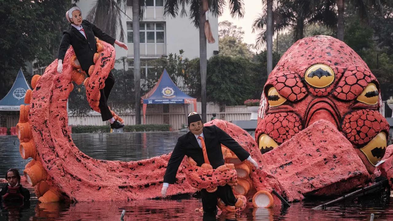 "Gawat teman-teman!! Ada monster gurita oligarki muncul di Bundaran HI, ia semakin besar dan rakus, sedang mengincar pesta demokrasi kita untuk terus melanggengkan pengaruh demi kepentingan golongan mereka saja,"