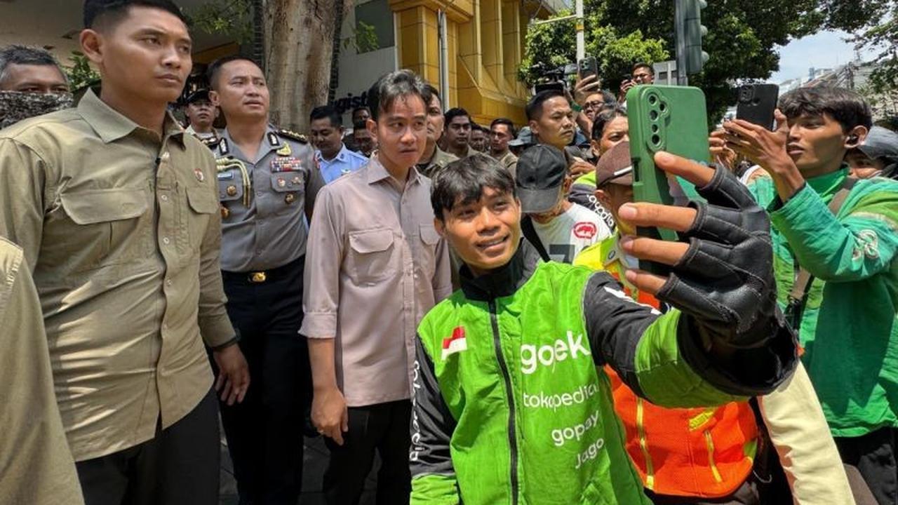 Gibran Sapa Warga di Gondangdia, Pengemudi Ojol dan Pedagang Kopi Dapat Kejutan Sembako!