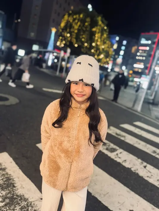 Remaja berusia 8 tahun itu sudah bisa bergaya dengan senyuman manis yang diwarisi oleh sang ibu [@ririnekawati]