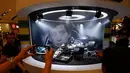 Pengunjung mengambil foto dari mobil Ayrton Senna yang penah menjuarai F1 pada tahun 1988, 1990, dan 1991, Sao Paolo, Kamis (10/04/2014) (Reuters/Paulo Whitaker)