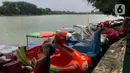 Perahu permainan sepeda air tersandar di perkampungan budaya betawi Setu Babakan di Jakarta Selatan, Selasa (17/3/2020). Sepinya kawasan Setu Babakan merupakan imbas dari kebijakan Pemprov DKI Jakarta menutup sejumlah tempat wisata sebagai upaya pencehagan covid-19. (Liputan6.com/Immanuel Antonius)