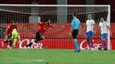 Real Mallorca langsung menggebrak lewat gol Vedat Muriqi pada menit ke-8. Manfaatkan kesalahan dari kiper Marc Andre Ter Stegen, Muriqi mampu membuat skor jadi 1-0. (AP Photo/Francisco Ubilla)