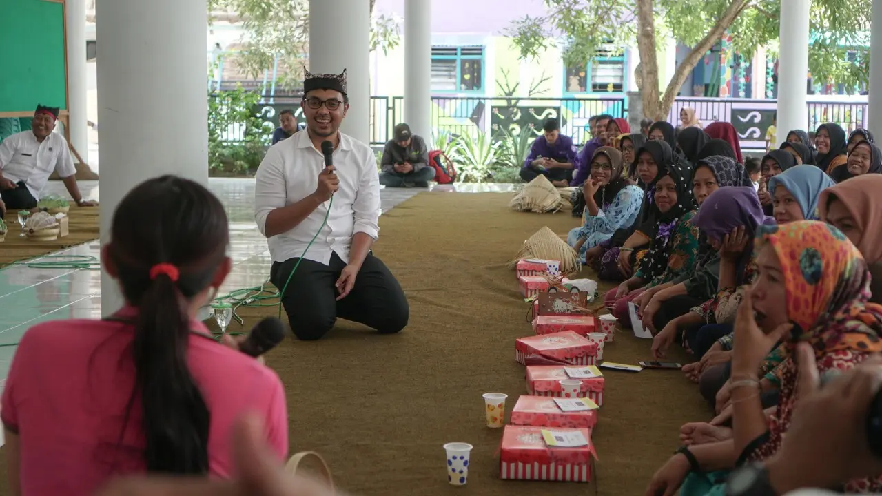 Staf Khusus Presiden Andi Taufan Garuda Putra saat berdialog dengan UMKM di Banyuwangi