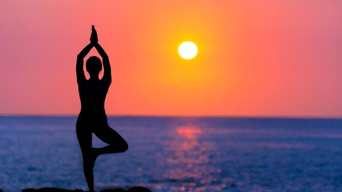 Ilustrasi tree pose pada latihan yoga | pexels.com/@cedricinshape