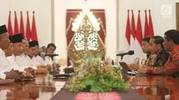 Presiden Joko Widodo berdialog dengan Dewan Pimpinan Pusat Asosiasi Petani Tebu Rakyat Indonesia (DPP APTRI) di Istana Negara, Jakarta, Selasa (5/3). Pertemuan membahas kelangsungan industri gula dan pertanian tebu.(Liputan6.com/Angga Yuniar)