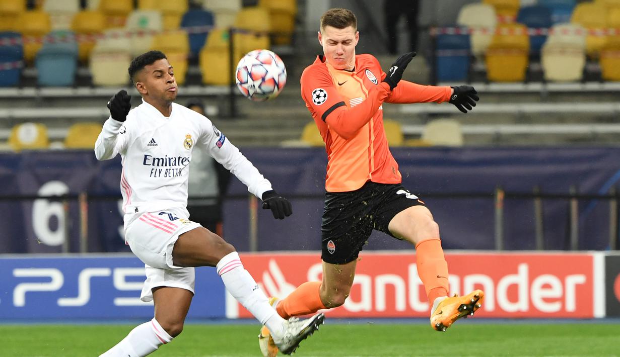 Penyerang Real Madrid, Rodrygo, berebut bola dengan bek Shakhtar Donetsk, Mykola Matviyenko, laga lanjutan Liga Champions di NSK Olimpiyskiy, Rabu (2/12/2020) dini hari WIB. Real Madrid kalah 0-2 oleh Shakhtar Donetsk. (AFP/Sergei Supinsky)