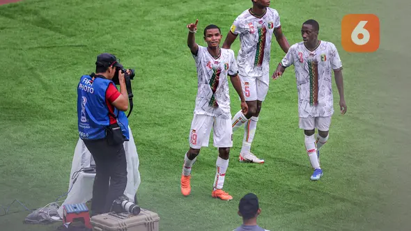 Ekspresi para pemain Mali U-17 usai mencetak gol ke gawang Kanada pada laga ketiga Grup B Piala Dunia U-17 2023 di Stadion Gelora Bung Tomo, Surabaya, Kamis (16/11/2023). (Bola.com/Bagaskara Lazuardi)