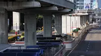 Suasana sepi terlihat di proyek Light Rail Transit (LRT) Jabodebek lintas pelayanan dua rute Cawang-Dukuh Atas di kawasan Kuningan, Jakarta, Senin (18/6). Seluruh proyek infrastruktur masih ditinggal mudik para pekerja. (Liputan6.com/Faizal Fanani)