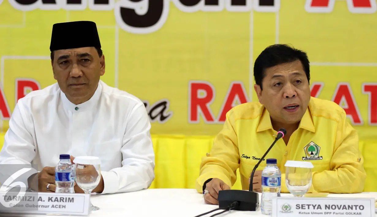 Ketum Partai Golkar, Setya Novanto (kanan) bersama Balon Gubernur Provinsi Aceh, Tarmizi Karim memberikan keterangan saat acara pengukuhan Bakal Calon Gubernur Aceh di DPP Partai Golkar, Jakarta, Rabu (31/8). (Liputan6.com/Johan Tallo)