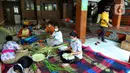 Umat Hindu Dhama melakukan penyemprotan desinfektan menjelang Hari Raya Nyepi Tahun Baru Saka 1943 dalam kawasan pura di Pura Amerta Jati Cinere, Depok, Jumat (12/03/2021). Perayaan nyepi tahun ini dilakukan dengan mencegah kerumunan tanpa adanya pawai ogoh-ogoh. (merdeka.com/Arie Basuki)