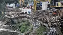 Aktivitas pekerja saat menyelesaikan perbaikan turap yang longsor di Kanal Banjir Barat, Jakarta, Kamis (6/8/2020). Turap longsor yang terjadi satu bulan lalu tersebut mulai diperbaiki dan ditargetkan rampung pada akhir tahun 2020. (merdeka.com/Iqbal S. Nugroho)