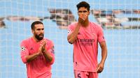 Raphael Varane dalam duel Manchester City kontra Real Madrid pada leg kedua 16 besar Liga Champions 2019/2020 di Etihad Stadium, Sabtu (8/8/2020). (AFP/Peter Powell)