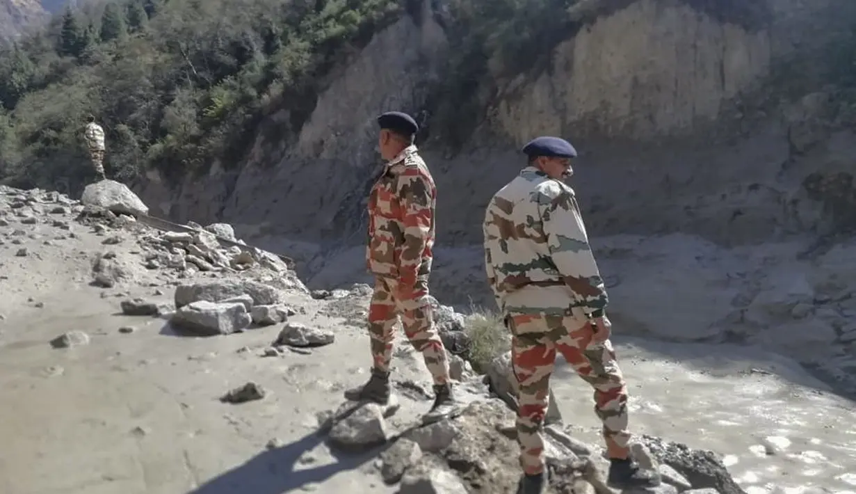 Tim penyalamat berjaga setelah sebagian gletser Nanda Devi pecah yang mengakibatkan banjir besar, lumpur dan puing-puing ke daerah-daerah di bawahnya di daerah Tapovan, negara bagian utara Uttarakhand, India (7/2/2021). (Indo Tibetan Border Police via AP)