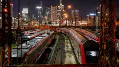 Sejumlah kereta diparkir di luar stasiun kereta pusat di Frankfurt, Jerman, Rabu (11/8/2021). Serikat masinis kereta api Jerman mogok kerja selama tiga hari untuk menuntut kenaikan upah. (AP Photo/Michael Probst)