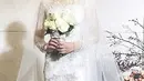 Dikabarkan akan menikah dengan kekasihnya yang bernama Kwak Jung Wook pada Februari 2022 mendatang, gaun pernikahan aktris satu ini dalam film Tie The Knot bisa kamu tiru. Gaun ini memiliki detail strapless dengan aksen bordir pada lengan. (Instagram/parkseyoungland).