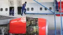 Teknisi tengah melakukan perbaikan pesawat di Hanggar 4 GMF, Tangerang, Jumat (6/11/2015). Hanggar milik Garuda Indonesia ini tersebut kekurangan teknisi pada tahun ini. (Liputan6.com/Angga Yuniar)