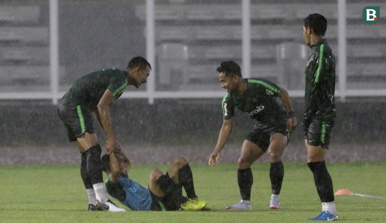 Pemain Timnas Indonesia, Riko Simanjuntak, bercanda dengan Andik Vermansah saat latihan di Stadion Madya Senayan, Jakarta, Selasa (22/11). Latihan ini persiapan jelang laga Piala AFF 2018 melawan Filipina. (Bola.com/Yoppy Renato)