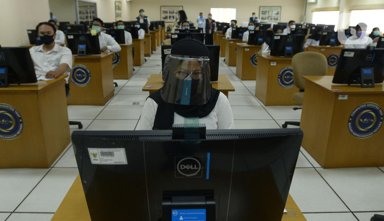 Peserta mengikuti Seleksi Kompetensi Bidang (SKB) Computer Assisted Test (CAT) untuk Calon Pegawai Negeri Sipil (CPNS) Kemenkumham di Gedung Kepegawaian Negara, Jakarta, Rabu (2/9/2020). Pelaksanaan SKB CPNS yang diikuti 829 peserta tersebut menerapkan protokol kesehatan. (merdeka.com/Imam Buhori)
