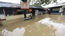 Sebuah kendaraan terjebak banjir di jalan Merpati Raya kota,Tangerang Selatan, Selasa (21/2). Intensitas curah hujan yang tinggi di sertai buruknya Drainase menyebabkan banjir 50-100 cm di kawasan tersebut. (Liputan6.com/Helmi Afandi)
