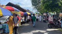 Para pedagang laris diserbu pengunjung dalam Festival Tradisi Islam Nusantara di Banyuwangi (Istimewa)