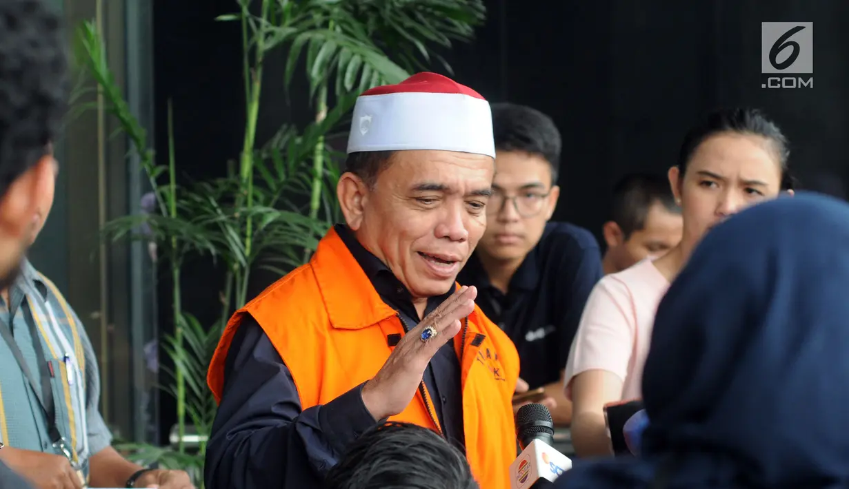 Tersangka Gubernur Aceh Irwandi Yusuf menjawab pertanyaan wartawan usai menjalani pemeriksaan di Gedung KPK, Jakarta, Kamis (26/7). Irwandi Yusuf memakai rompi tahanan dan kopiah merah putih. (Merdeka.com/Dwi Narwoko)