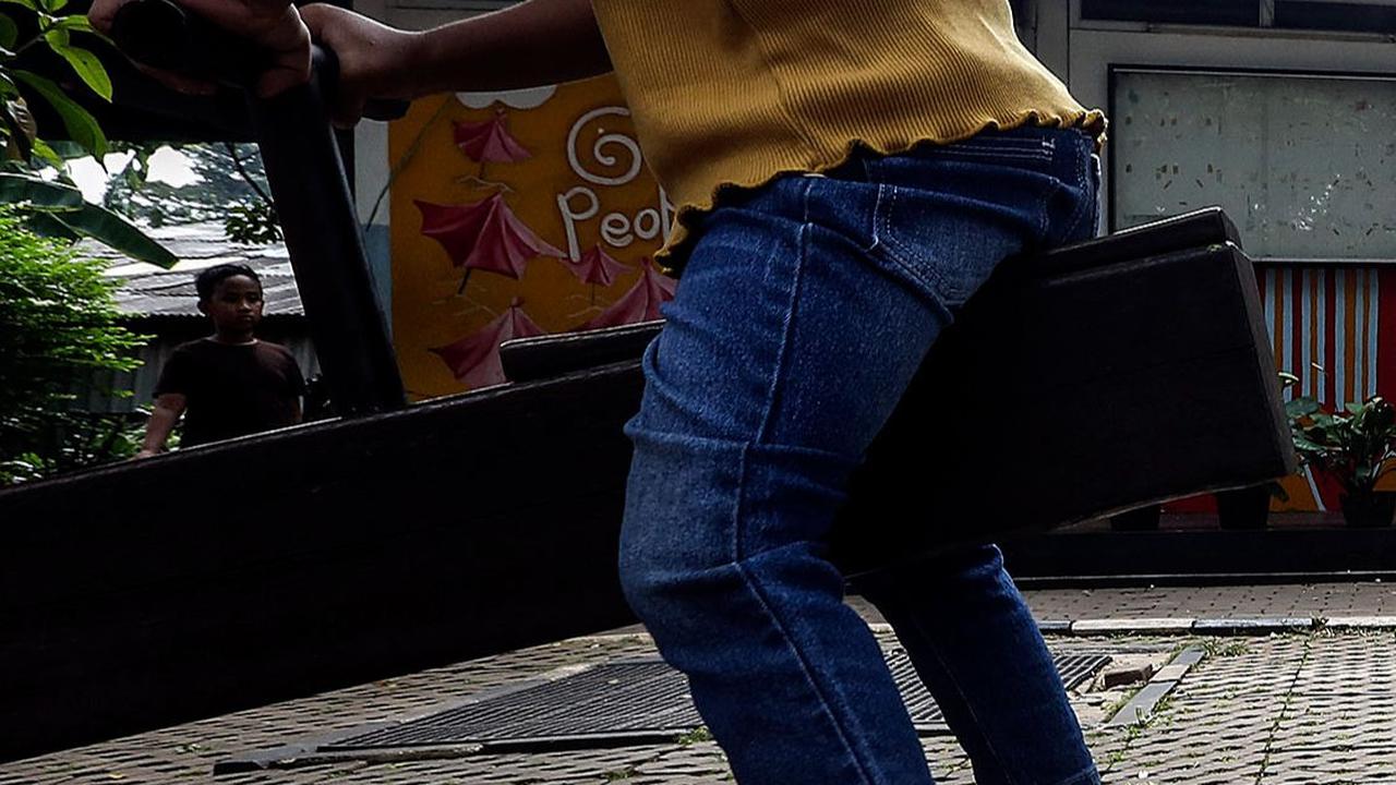 Keceriaan anak-anak dapat dilihat saat mereka bermain jungkat-jungkit di RPTRA Berseri, Petukangan Utara.