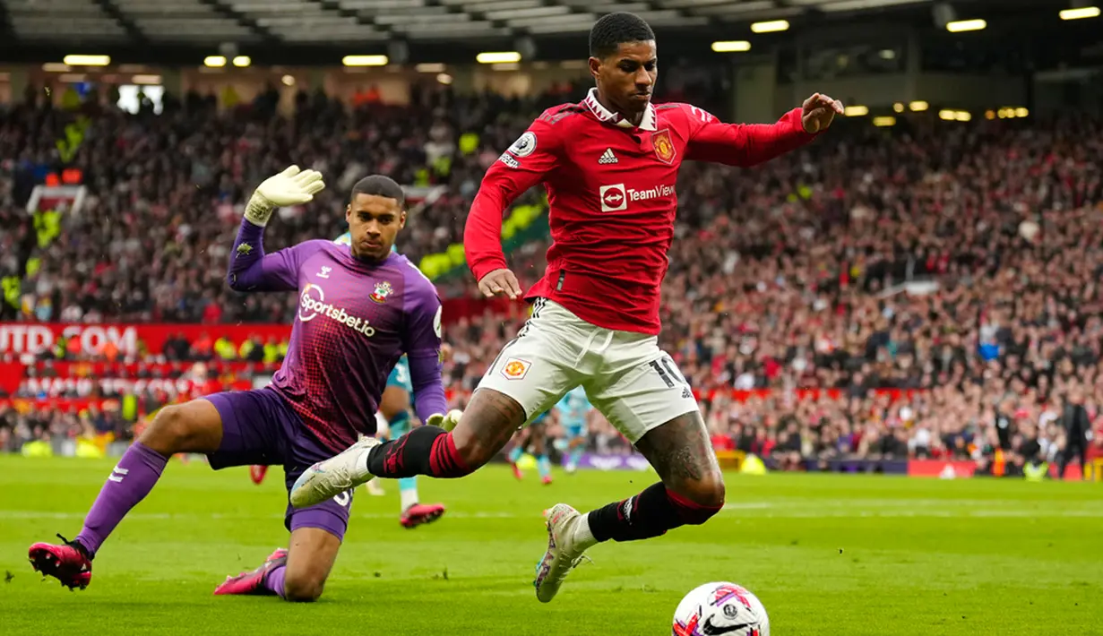 Kiper Southampton Gavin Bazunu (kiri) berebut bola dengan pemain Manchester United Marcus Rashford pada pertandingan sepak bola Liga Inggris di Stadion Old Trafford, Manchester, Inggris, 12 Maret 2023. Pertandingan berakhir imbang dengan skor 0-0. (AP Photo/Jon Super)