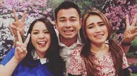 “🏻Terimakasih Surabaya PESBUKERS MENCARA BAKAT !!!!! ✈️ Fly Back 😎,” tulis Raffi Ahmad dalam foto yang diunggahnya dan ternyata ada juga Beniqno bersama Ayu dan Raffi. (Instagram/raffinagita1717)