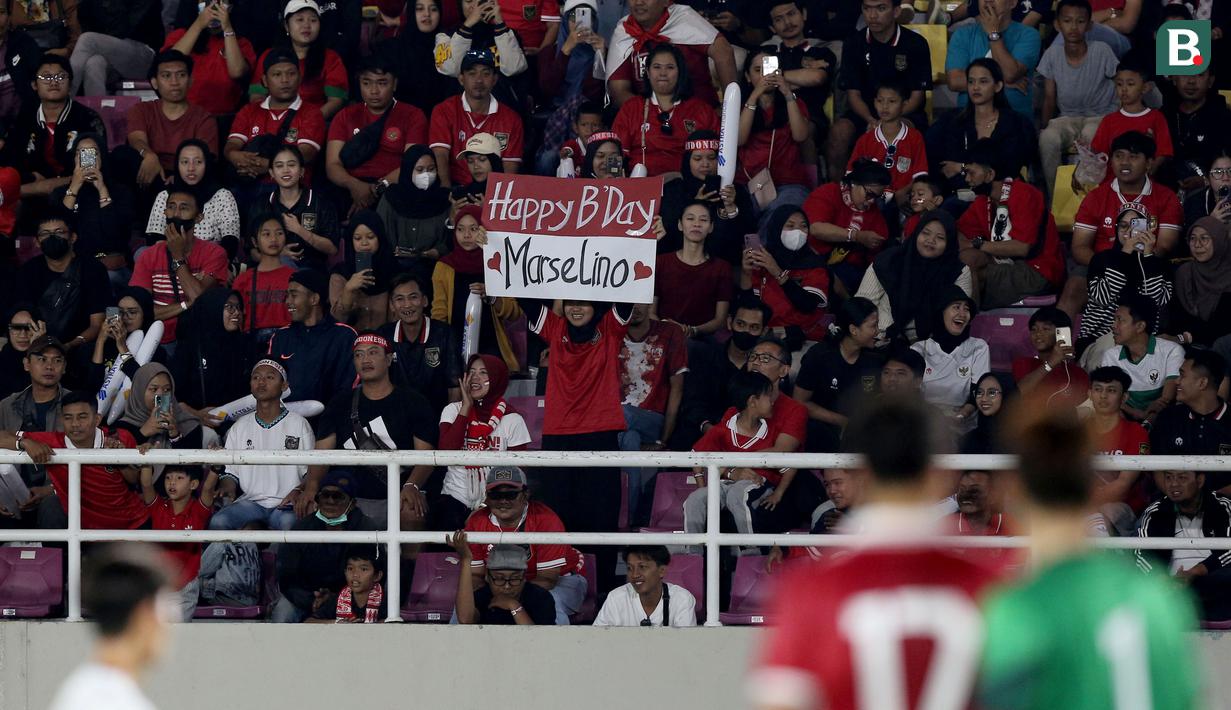 Aksi suporter membentangkan spanduk bertuliskan "Happy B'Day Marselino " saat partai Timnas Indonesia U-23 melawan Chinese Taipei U-23 dalam pertandingan Grup K Kualifikasi Piala Asia U-23 2024 di Stadion Manahan, Solo, Sabtu (9/9/2023). Hari ini merupakan hari kelahiran Marselino Ferdinan yang kini telah menginjak umur 19 tahun. (Bola.com/Arief Bagus Prasetiyo)