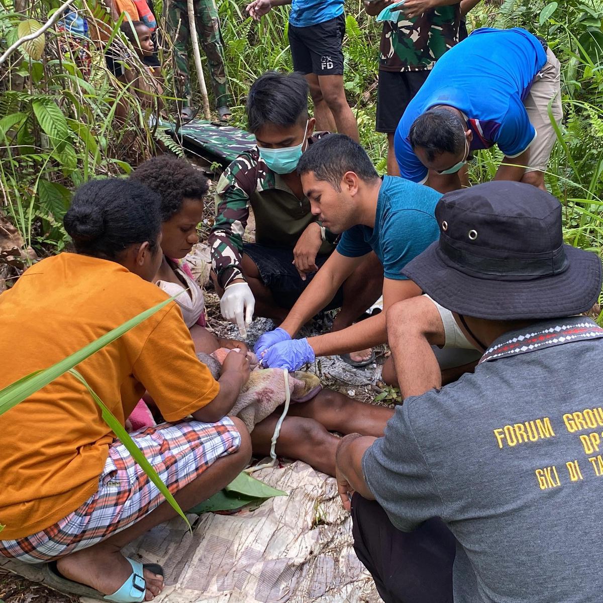 Dokter TNI Bantu Persalinan Warga di Hutan Belantara Papua
